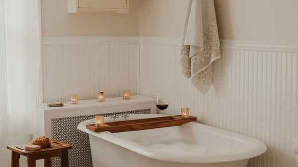 Baignoire ancienne avec bougies et serviettes - rituel bain bien-etre