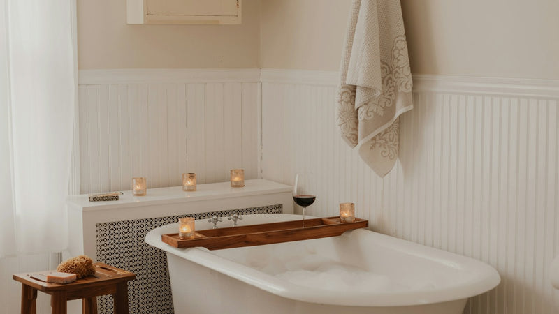Baignoire ancienne avec bougies et serviettes - rituel bain bien-etre
