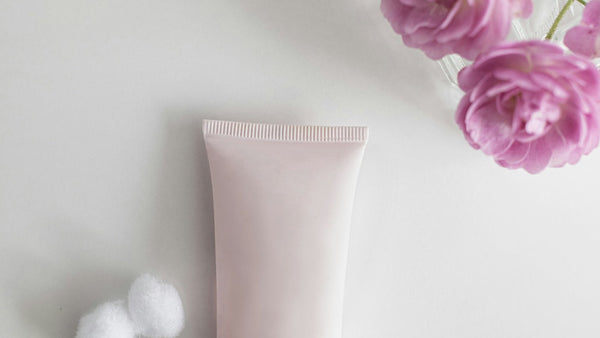 Tube cosmetique pastel avec fleurs roses - guide gels stimulants